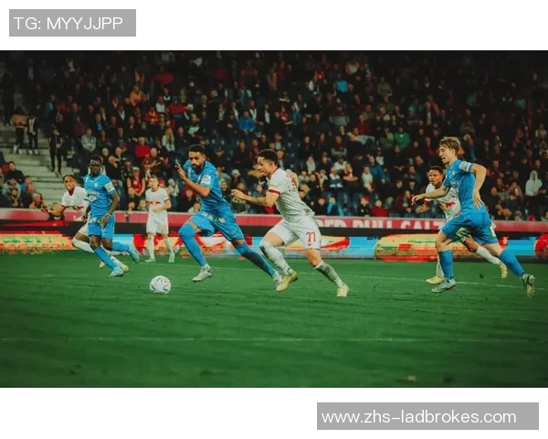 激情四溢的足球热场面展现了球迷的狂热与球队的拼搏精神